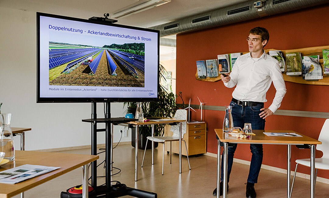 Lukas Winkler erläutert die Vorteile des EWS-Sonnenfeldes franz