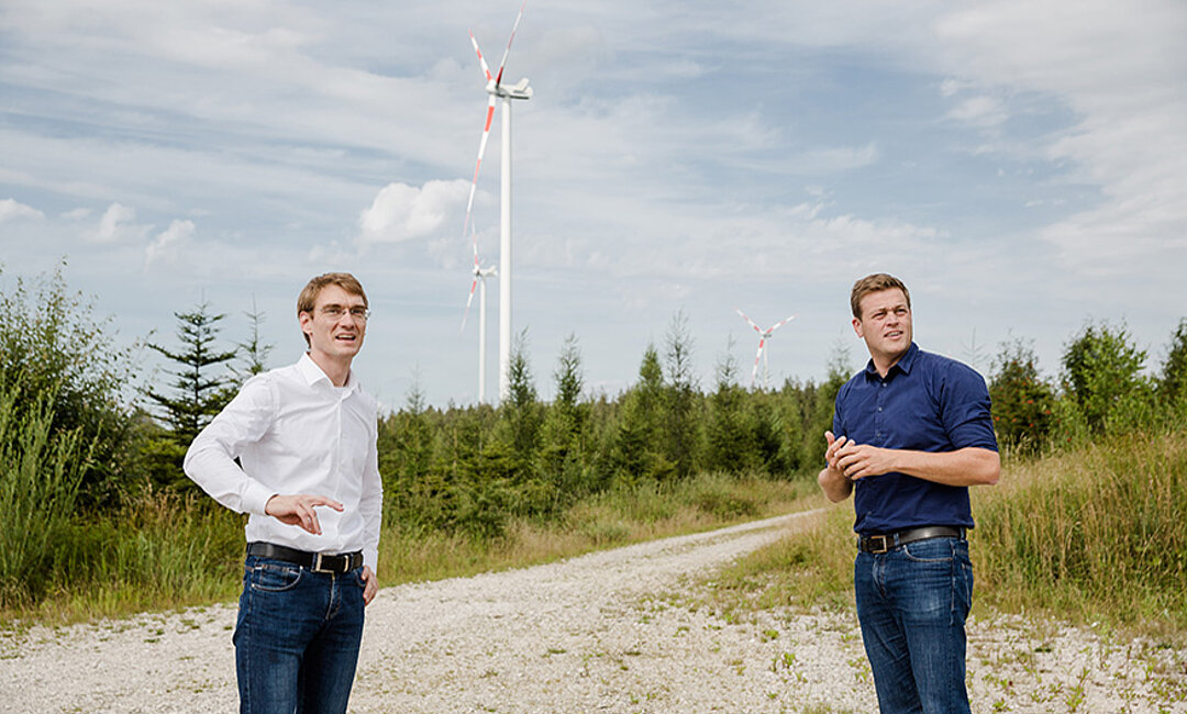 Lukas Winkler und Stefan Kaineder im Windpark Munderfing franz